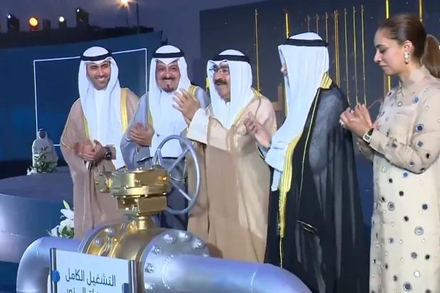 أمير الكويت الشيخ مشعل الأحمد الصباح خلال تدشينه (اليوم الأربعاء) الاحتفالية الرسمية للتشغيل الكامل لمصفاة الزور (صورة من تلفزيون الكويت)