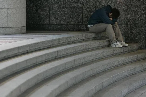 قد يصيب الشعور بالوحدة الأشخاص في أي سن (رويترز)