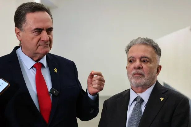 صورة أرشيفية للسفير فريديريكو ماير مع وزير الخارجية الإسرائيلي يسرائيل كاتس في فبراير الماضي (أرشيفية - أ.ف.ب)