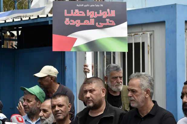 جانب من مظاهرة دعم للفلسطينيين أمام مقرّ وكالة «أونروا» في بيروت يوم الثلاثاء (إ.ب.أ)