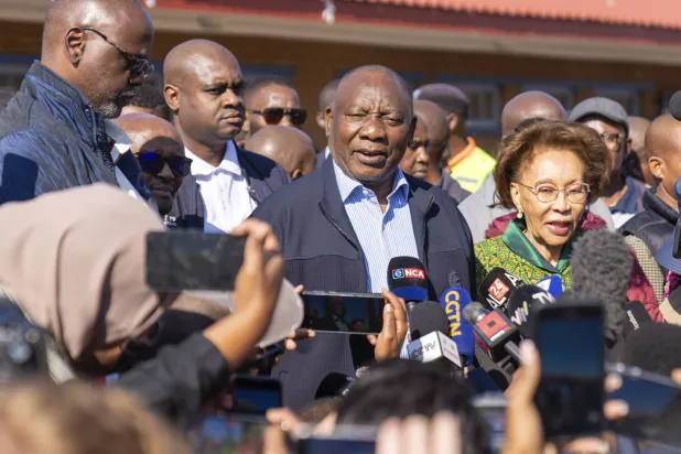 الرئيس سيريل رامافوزا يخاطب الصحافيين في سويتو 29 مايو (أ.ب)