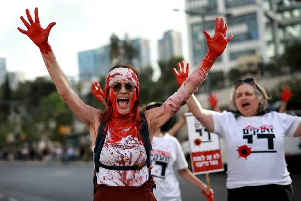 مظاهرة احتجاجية في تل أبيب اليوم الأربعاء لأمهات جنود يؤدون الخدمة العسكرية في قطاع غزة (رويترز)