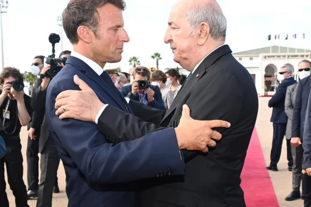 Fransa Cumhurbaşkanı Emmanuel Macron ve Cezayir Cumhurbaşkanı Abdülmecid Tebbun (Cezayir Cumhurbaşkanlığı)