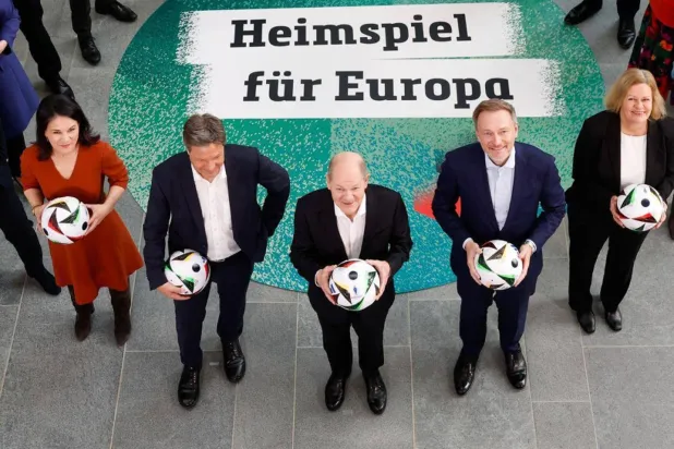 المستشار الألماني أولاف شولتس (وسط) خلال إطلاق العد التنازلي لانطلاقة «يورو 2024» (الشرق الأوسط)