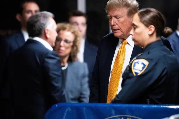 Eski ABD Başkanı Donald Trump, dün (çarşamba) jüri müzakerelerinin başlamasının ardından mahkeme salonundan çıktı. (Reuters)