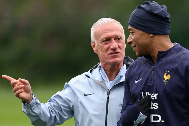 ديشامب يعطي توجيهاته لنجم المنتخب الفرنسي مبابي خلال الحصة التدريبية (أ.ف.ب)