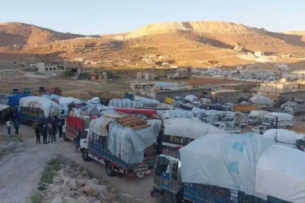 Yerinden edilmiş Suriyeliler, Arsal'daki Vadi Hamid’de toplanıyor. (el-Merkeziyye)