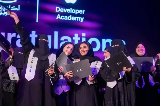 احتفال طالبات بتخرجهن ضمن برنامج أكاديمية «مطوري أبل» و«طويق»