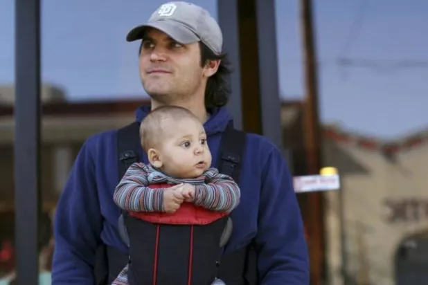 الأبوة تجعل الرجال أكثر عرضة للإصابة بمشاكل القلب والأوعية الدموية (رويترز)