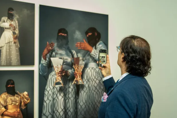 يشارك المصور العالمي فلاديمير أنطاكي زوار المعرض جولته في أزقة الرياض (هيئة المتاحف)  