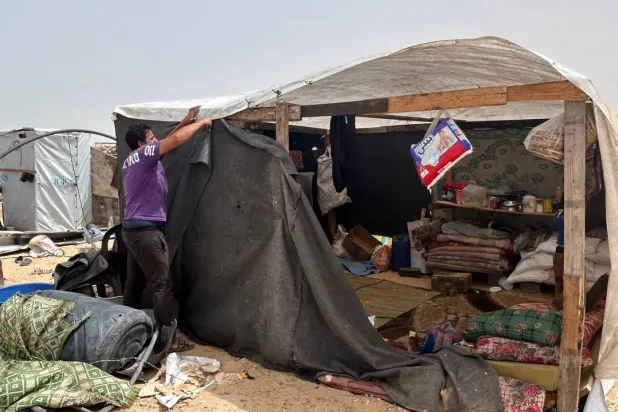 يصف الأهالي عملية النزوح المستمرة بأنها حرب أخرى لا تقل جحيماً عن القصف والقتل والتدمير الإسرائيلي (وكالة أنباء العالم العربي)