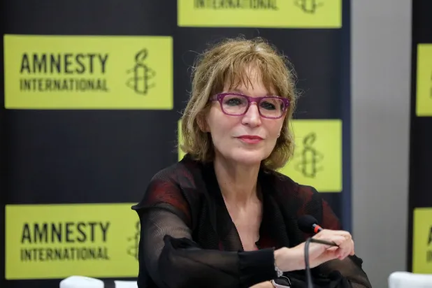 الأمينة العامة لمنظمة العفو الدولية أغنيس كالامار تتحدث خلال مؤتمر صحافي في كولومبو بسريلانكا (أ.ب)