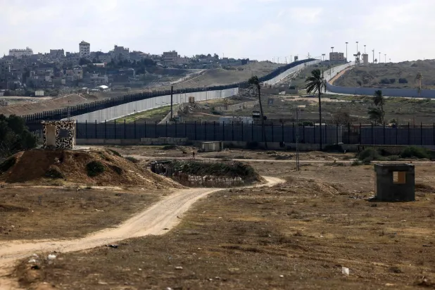 محور فيلادلفيا كما يُرى من غرب رفح بجنوب قطاع غزة في 14 يناير 2024 (أ.ف.ب)