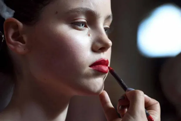 تركيز معظم الفتيات على مظهرهن واهتمامهن بأن يكن جميلات يبدآن في سن صغيرة جداً (أ.ف.ب)