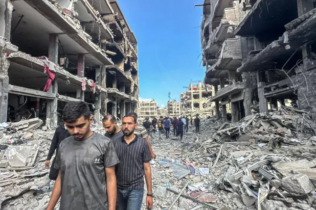 عائدون لتفقد مساكنهم في مخيم جباليا بعد انسحاب القوات الإسرائيلية (الشرق الأوسط)
