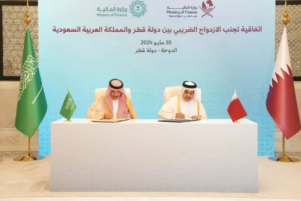 توقيع الاتفاقية بين وزيري المالية السعودي والقطري (واس)