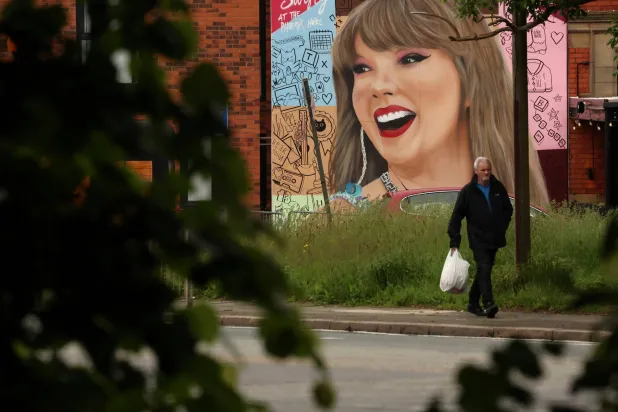 جدارية للمطربة الأميركية تايلور سويفت 30 مايو 2024 (رويترز)
