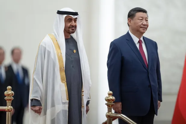 الشيخ محمد بن زايد والرئيس الصيني خلال مراسم الاستقبال في العاصمة الصينية بكين (وام)