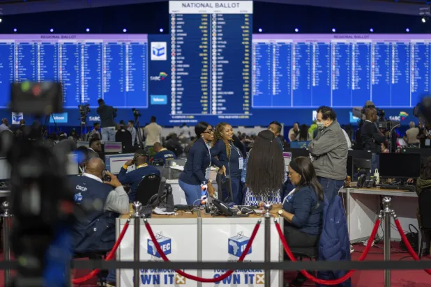 موظفون في اللجنة الانتخابية المستقلة يتابعون ورود النتائج في جوهانسبرغ (أ.ب)