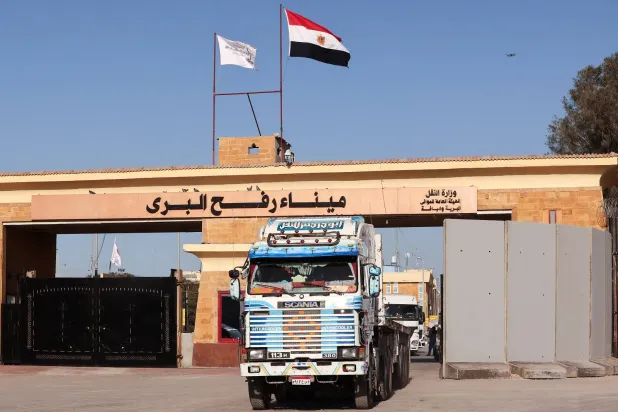 جانب من المساعدات التي عبرت «رفح» في وقت سابق (رويترز)