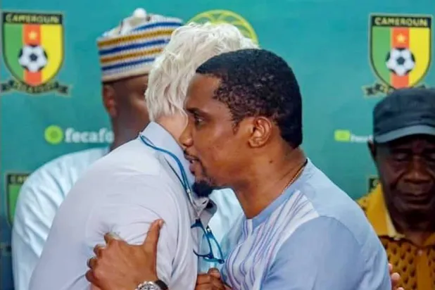 صامويل إيتو خلال اعتذاره للمدرب بريس أثناء ملتقى إعلامي عقده رئيس الاتحاد الكاميروني (الشرق الأوسط)