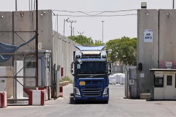 شاحنة تحمل مساعدات إنسانية في طريقها لدخول قطاع غزة عبر معبر كرم أبو سالم (أ.ف.ب)
