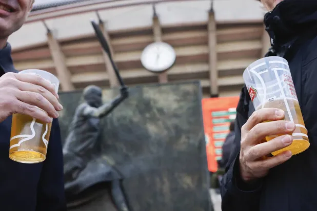 إدارة رولان غاروس منعت المشروبات الكحولية في المدرجات بسبب إساءات الجماهير المتزايدة (أ.ب)