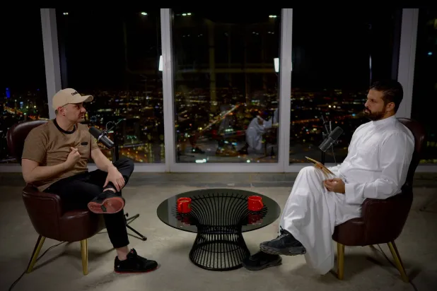 لقاء محمد إسلام مع غاري فاينرتشوك في الرياض (الشرق الأوسط)