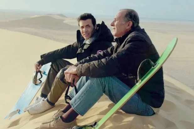 مع الفنان أمير عيد في لقطة من مسلسل «دواعي السفر» (الشركة المنتجة)