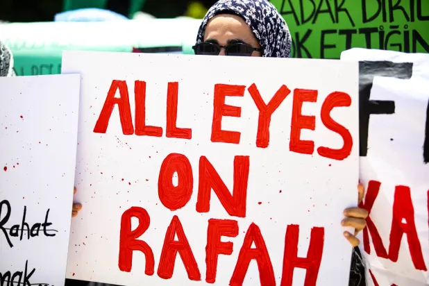 لافتة بعنوان «كل العيون على رفح» (د.ب.أ)