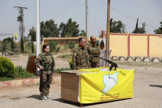 أفراد من «قوات سوريا الديمقراطية» خلال دورة تدريبية للمنضمين حديثاً (قناة قوات سوريا الديمقراطية عبر تلغرام)