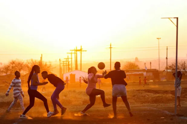Uzmanlar, Güney Afrika Cumhuriyeti'nin evrensel temel gelir uygulaması için yeterli maddi kaynağa sahip olduğunu düşünüyor (Reuters)