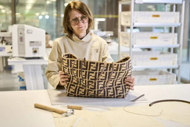 بعد انتهاء حرفيات مدغشقر من دورهن تنتقل الحقيبة إلى معامل الدار في روما لوضع اللمسات النهائية (فندي)