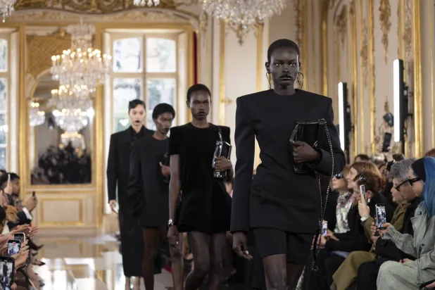 أرسل بيير باولو بيكيولي 63 قطعة اختلفت تصاميمها وبقي لونها واحداً (فالنتينو)