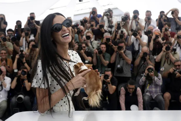 تبدو ديمي مور حالياً أكثر سعادة وشباباً بعد أن تصالحت مع نفسها وجسدها (إ.ب.أ)