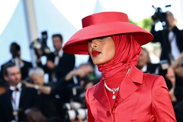 اختارت اللون الأحمر من القبعة إلى الحذاء مما أضفى على مظهرها دراما فنية تستحضر حقبة الخمسينات من القرن الماضي (أ.ف.ب)