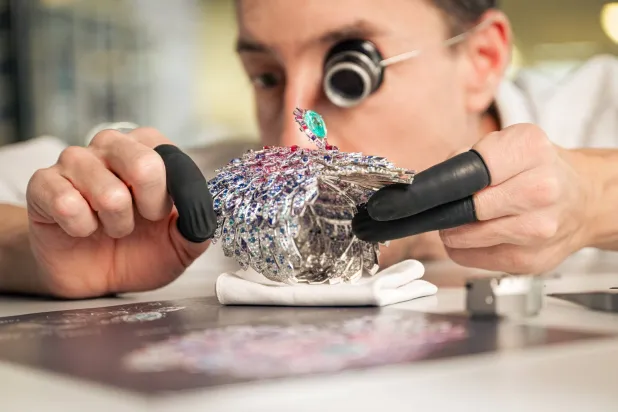 استغرقت صياغة سوار وموانئ هذه الساعات آلاف الساعات من العمل المتواصل (بولغري)