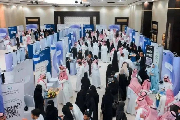 أحد معارض التوظيف التي تجمع الشركات مع الباحثين عن العمل في السعودية (الشرق الأوسط)
