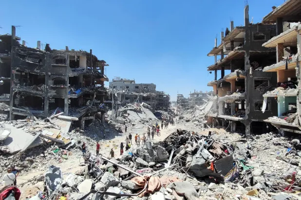 يعود الفلسطينيون إلى منازلهم المدمرة بعد انسحاب الجيش الإسرائيلي من منطقة جباليا في شمال قطاع غزة حيث استمرت الهجمات البرية لمدة ثلاثة أسابيع تقريبا (د.ب.أ)