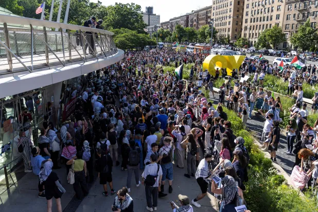 لقطة تظهر محاولة المتظاهرين المؤيدين للفلسطينيين دخول متحف بروكلين (رويترز)