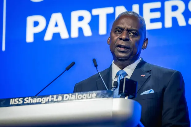 وزير الدفاع الأميركي يتحدث خلال جلسة للمعهد الدولي للدراسات الاستراتيجية ضمن فعاليات حوار شانغريلا في سنغافورة (إ.ب.أ)