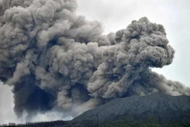 بركان جبل إيبو في إندونيسيا ينفث دخاناً (رويترز)