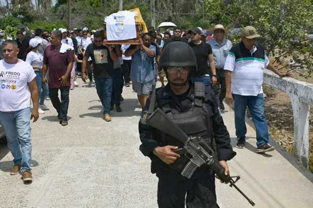 شرطي خلال تشييع خورخي هويرتا كابريرا المرشح عن أحد أحزاب المعارضة المكسيكية (أ.ف.ب)