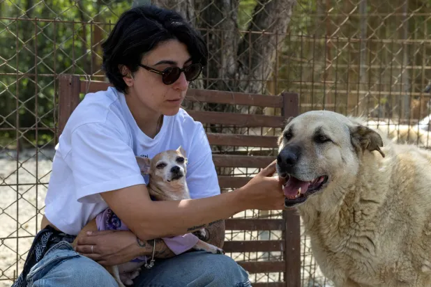 ناشطة في مجال الرفق بالحيوان تزور مأوى للكلاب الشاردة في إسطنبول (رويترز)