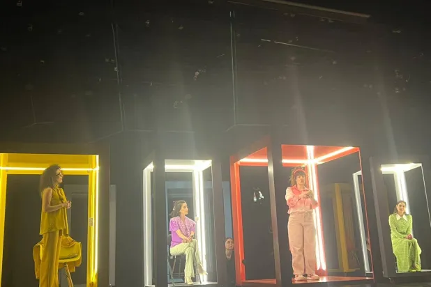 الممثلات في أقفاصهنّ قبل الخروج لإعلان الرفض (الشرق الأوسط)