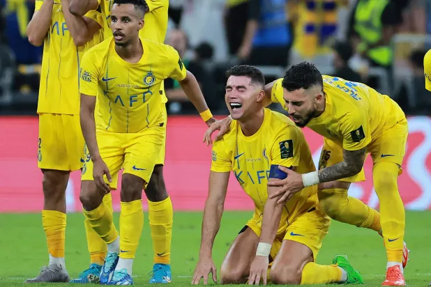 دموع رونالدو كانت حديث الصحافة العالمية (رويترز)