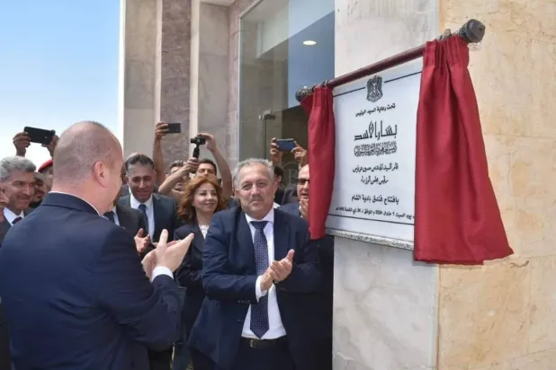 رئيس الوزراء السوري حسين عرنوس يفتتح فندق «بادية الشام» بدير الزور بعد إعادة تأهيله (رئاسة مجلس الوزراء)