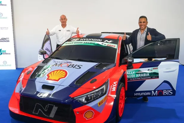 الأمير خالد بن سلطان الفيصل وجونا سييل في صورة تذكارية مع سيارة رالي بمناسبة توقيع العقد (الشرق الأوسط)