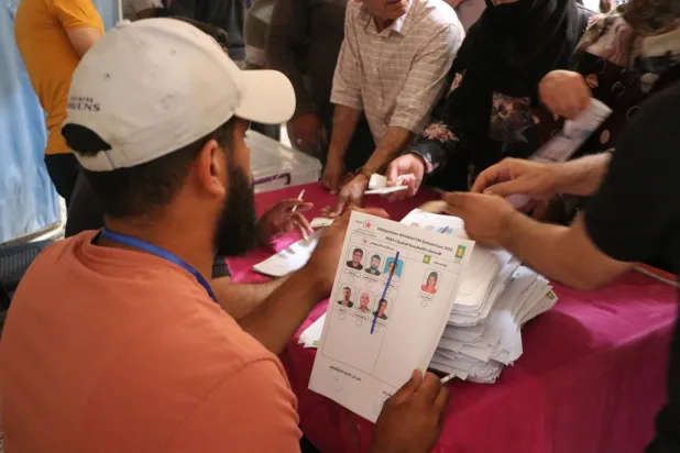  Derbesiye sakinleri geçtiğimiz mayıs ayında Özerk Yönetim bölgelerinde yapılan ön seçimler kapsamında belediye meclis üyelerini seçti (Şarku’l Avsat)