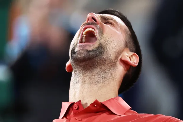 صرخة الفوز الصعب أطلقها أمس نوفاك عقب المباراة الطويلة (أ.ف.ب)